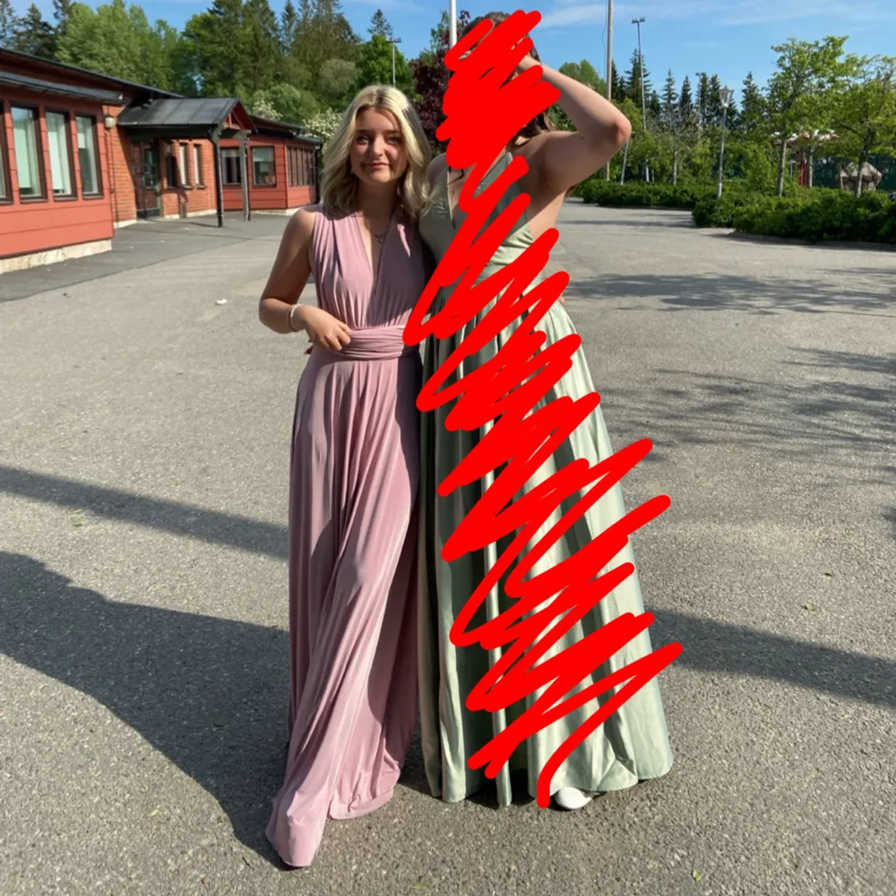 Säljer en superfin ljusrosa långklänning som är perfekt för balen. Man väljer själv hur man vill knyta klänningen. Osäker på vad storleken är men väldigt stretchigt material, köpt tidigare här på Plick . Klänningar.