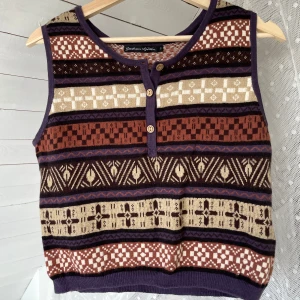 Mönstrad stickad väst från Gudrun Sjödén - Superfin stickad väst från Gudrun Sjödén i bomull och Kashmir, verkligen så så mjuk! Hade passat någon som är coolare än mig :P