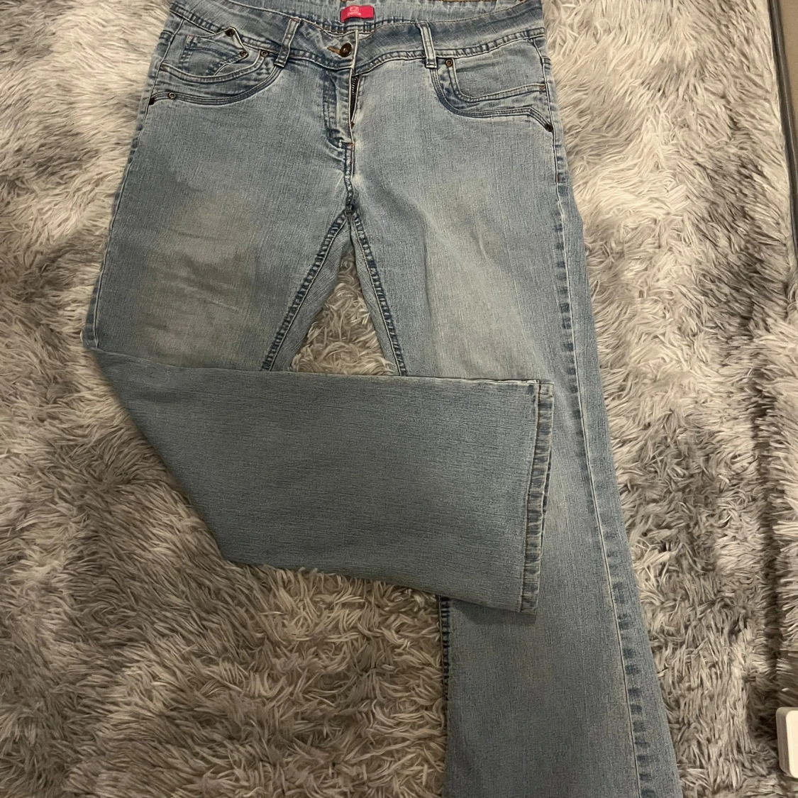 Lågmidjade, bootcut jeans i ljusblå