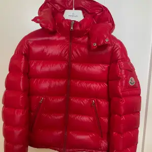 Röd Moncler jacka storlek 12år som sonen växt ur. Inga skador och fint skick! Svåra att få tag på. 