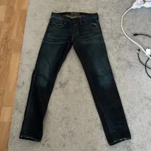 Hej. Säljer dessa sjukt snygga replay jeansen i size 29/30. Dem är knappasy använda och skick 9/10. Säljer för 700 men kan gå ner i pris vid snabb affär endast. Mvh