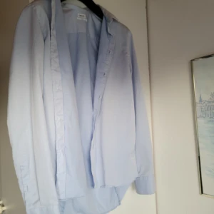Filippa K herrskjorta M - Passar även bra som överskjorta för dam 36-40 ungefär, enligt mig. Fint skick! 