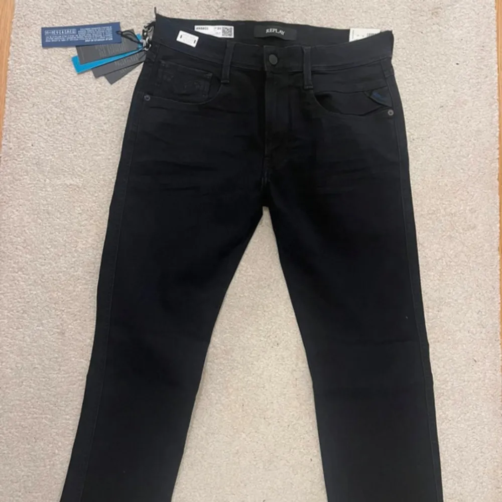 Replay jeans [] Skick 10/10 [] Storlek 31/32 [] Pris 699 [] Modellen är cirka 176cm [] Fraktar via Postnord på köparens beskostnad[] Hör av dig vid minsta fråga eller fundering! De är helt nya hyperflex kostar nästan 2000 nya🤑🤑🤑. Jeans & Byxor.