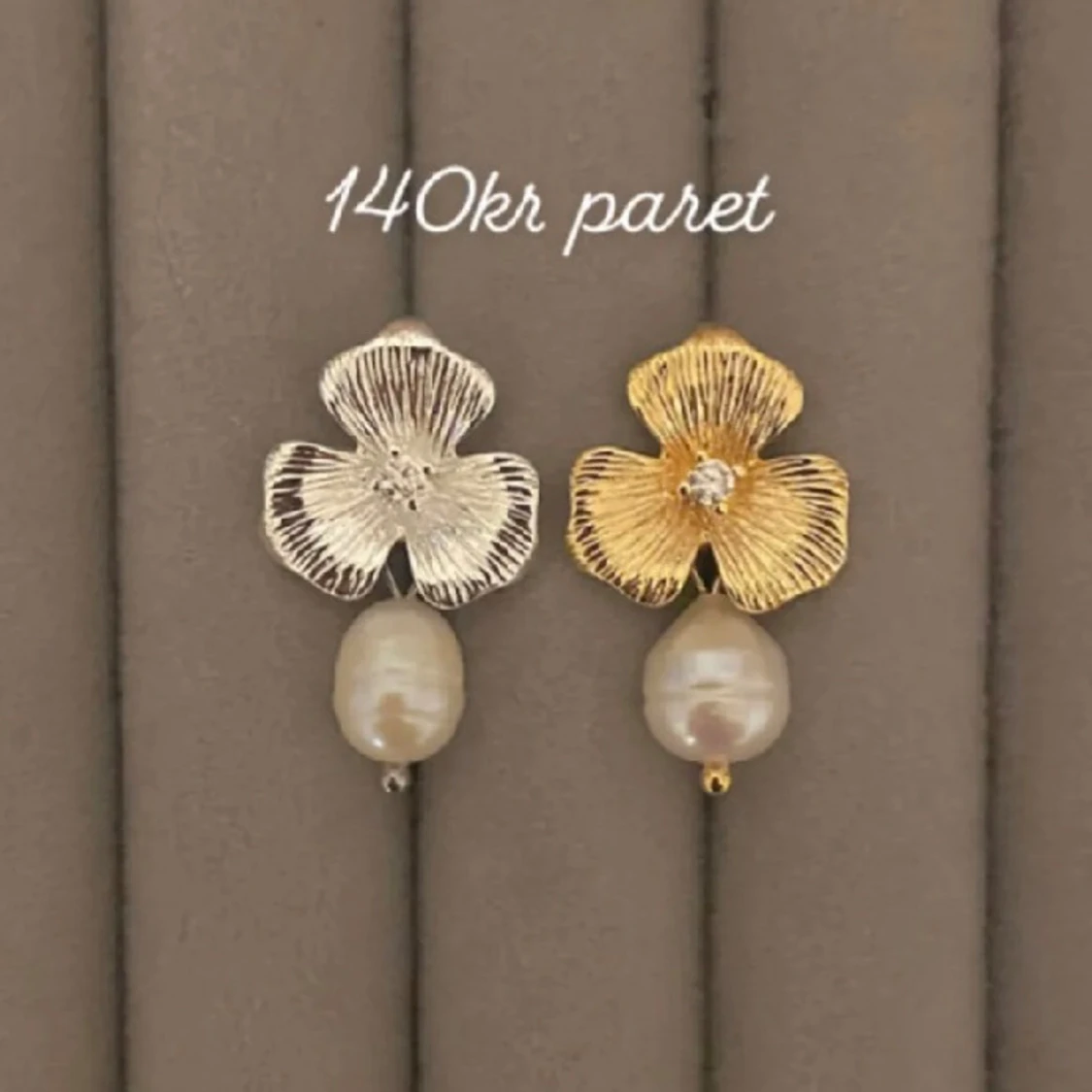 Örhängen med blommor och pärlor