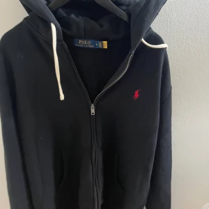 Polo zip up hoodie - Strl : M Skick :9/10 använd men fortfarande i bra skick 