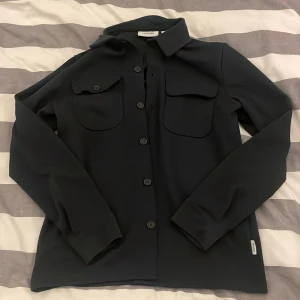 Overshirt - Snygg och fräsch, det är helt ny använd fåtal gånger! Passar ej så därför säljer jag denna. Storlek XS men skulle mer säga att den passar som S eventuellt M