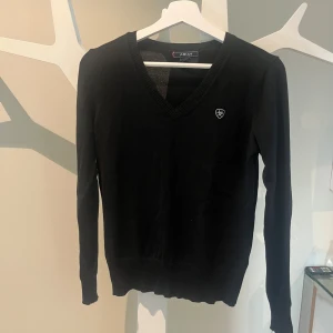 Kofta - Jättefin, tunn kofta från ariat. Lite nopprig vid armbågarna men är annars i jättefint skick. 