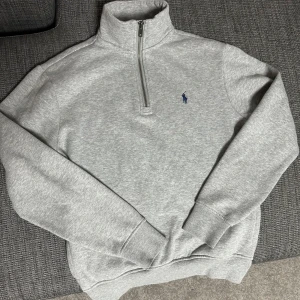 Polo tröja - Skick 9/10 andvänd ett få tal gånger med inga skador. Storleken är XS och sitter väldigt bra👍