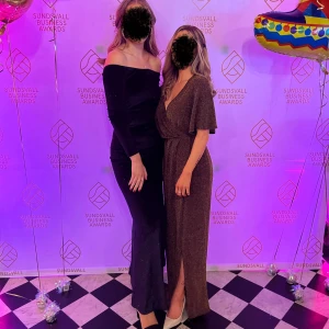 Klänning bubbleroom -Dam - Brun/guld glittrig klänning från Bubbleroom. Stl 34. Använd 1 gång. Omlott upptill. Slits nertill.