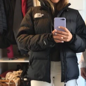 The north face jacka  - Säljer min fina jacka från the north face. Den är i storlek M och unisex. Jag är själv tjej och den passade väldigt fint. Jackan är använd men i väldigt fint skick ❤️