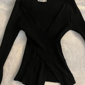 Slutsåld stickad chiquelle tröja - Använd ett par gånger, super skick. Passar mig som är XS. Nypris ca 350kr