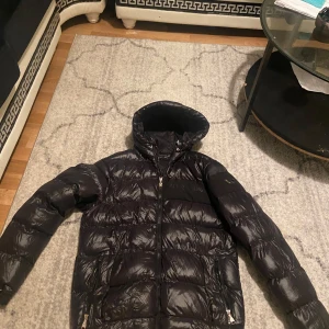 M - Säljer en ny Alessandro Zavetti-jacka, endast använd i en vecka. Storlek M, säljes då den är för stor för mig. Perfekt för höst och vinter!"