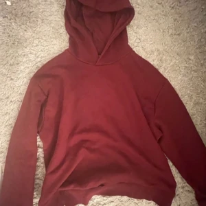 Vinröd hoodie♥️ - Använd typ 2 gånger, bra skick från Strandivarius💕