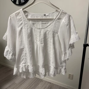Vit blus - Säljer denna underbara blusen då den ej kommer till användning längre. Skulle tippa på att de är storlek Xs men passar som S också. Blusen är tun och genomskinlig perfekt för en varm sommar💗