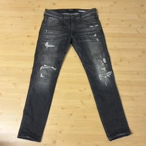 Replay Jeans - Hej! Jag säljer nu mina svarta replay jeans då jag inte tyckter dom passade så himla bra på mig eftersom jag föredrar att dom ska vara lite mer skinny, jeansen är i super bra skick och var varmt välkommen att lägga ett prisförslag!!🤩🤩