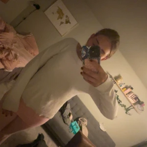 Vit stickad tröja  - Jätte fin vit stickad tröja, inga fläckar osv 