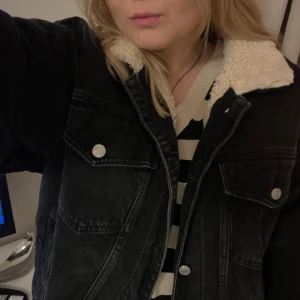 Fodrad Jeansjacka - En svart varm jeansjacka från TOPSHOP🖤 i fint skick!