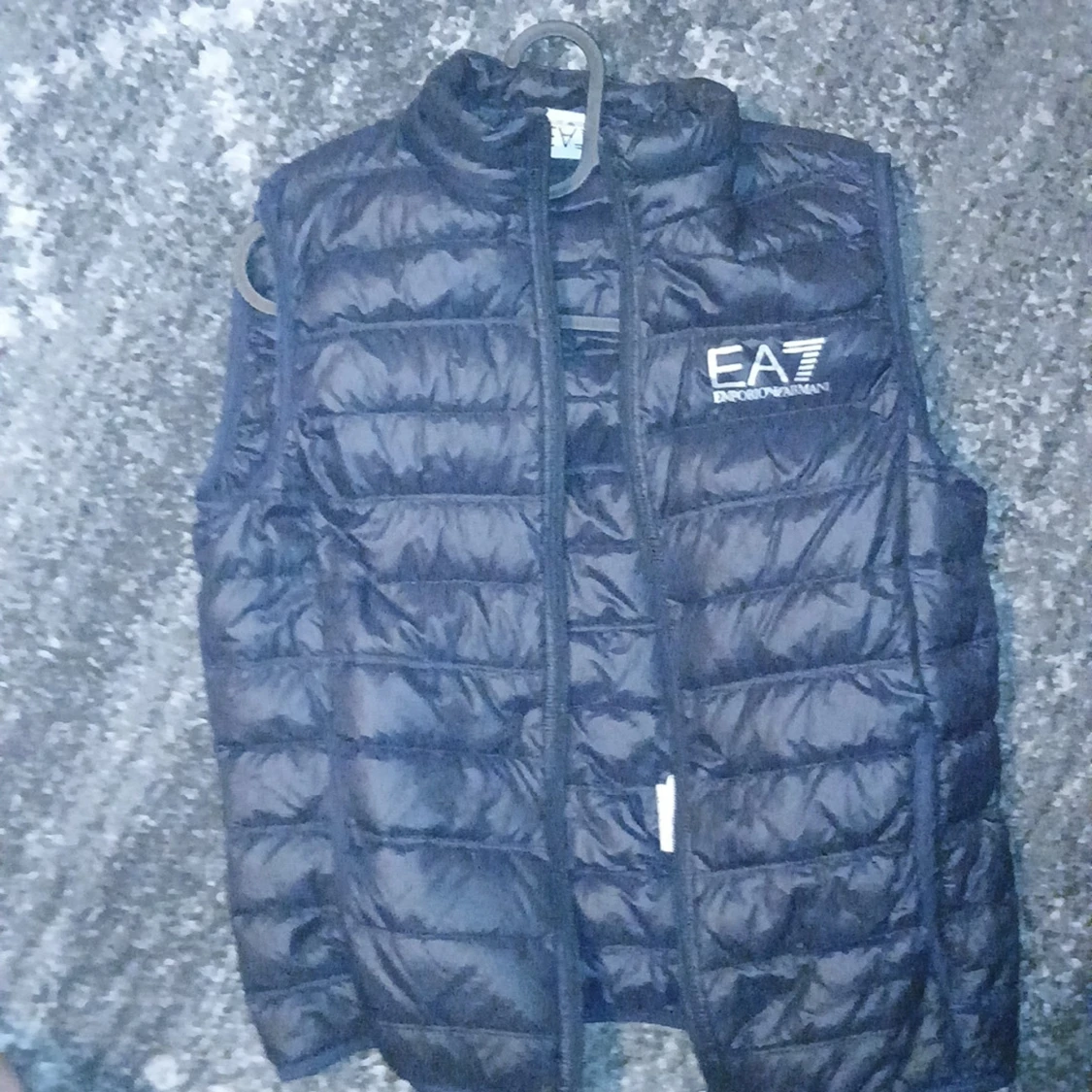 Svart dunväst från EA7