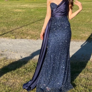 Balklänning/Bröllopgästklänning - Säljer min Balklänning, Marinblå med stenar på XS Använts bara 1 gång.  Bra skick. Marinblå.