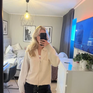 Beige jacka med dragkedja - Säljer en sååå snygg och skön beige cardigan med dragkedja framtill. Köpt för 700 kr från Massimo Dutti, säljs inte längre! Perfekt för vår och höst!💞💞
