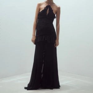 Balklänning  - Säljer min fina balklänning från Mango, nypris 3600kr💕