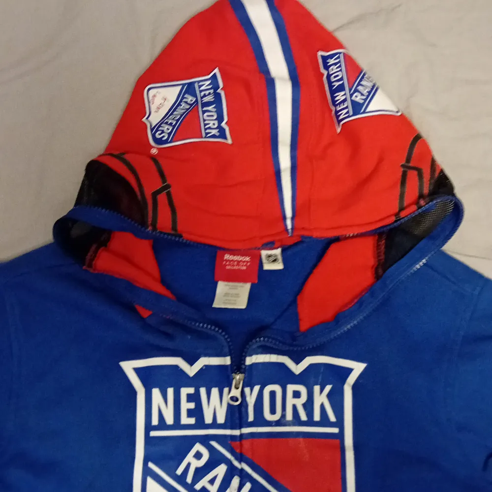 Hej säljer en rangers hoodie bape men kom privat för mer. Hoodies.