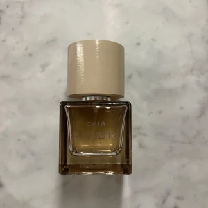 Caia parfym  - På andra bilden syns hur mkt som är kvar 