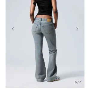 Low waist bootcut jeans - Säljer dessa supersnygga och lågmidjade jeans som aldrig är använda! ❤️ Storlek: 25/32