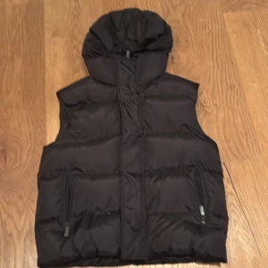 Dsquard2 väst 12y - Nu säljer jag min dsquard2 väst då den inte kommer till användning. Den är i skick 10/10. Den är använd 1-3 gånger och 100% äkta. Storlek 12år/152. Köpte den på NK, nypris 4000kr.