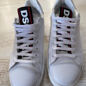 Dsquared2 Skor 43 - Vita fräscha sneakers från Dsquared2. Använda ett fåtal gånger. Anledningen till försäljning är att skon inte passar mina fötter. Strl 43