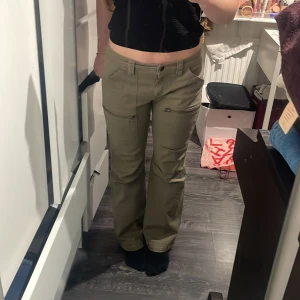 Gröna jeans - Skit snygga jeans köpta från second hand. Säljer de för de inte kommer till användning längre! Storleken är 38 men de passar för mig som är 162 ungefär! Skriv för fler bilder!💞