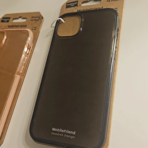  - Säljer ett jättefint skal, helt oanvänt, mobilskalet är svart genomskinligt, och det är iPhone 14 plus. Väldigt snygg och simpel