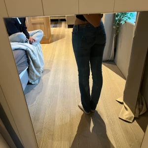 Skitsnygga replayjeans - Nästan oanvända replayjeans, lågmidjade och skitsnygg tvätt och extra långa, storlek s/m 💕skriv för mer info eller funderingar💕
