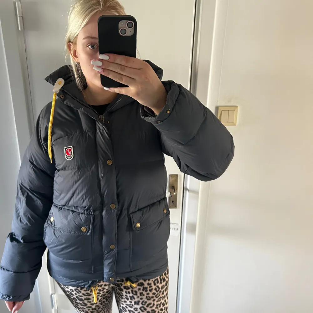 Säljer min fina fjällräven jacka i modellen Expedition lite jacket i storlek S modellen Dam. Jackan saknar en knapp längst ner (se bild 5 ) men är i övrigt nästintill felfri. Lite mörkare blå i färgen. Jackor.