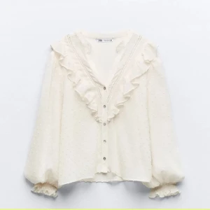 Zara blus - Säljer min zara blus i storlek xs! Tyvärr saknas två knappar som hörs att den blir billigare! Synd dock inte tydligt på!