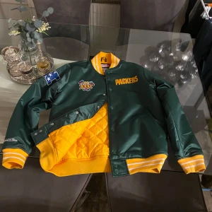 Green Bay Packers Bomberjacka - Storlek M, Aldrig använt (passar ej mig).  Köptes för 1499.    Pris går att diskuteras