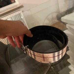 Burburry bälte svart och beige  - Fick beltet av farsan. Går att vända ut och in på den så man kan byta färger helt enkelt. Bra skick, pris kan diskuteras 