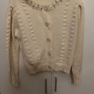 Stickad Cremefärgad tröja   - Normal i storlek, använd bara några gånger 