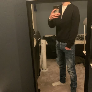 Marco polo full zip - Säljer en stickad full zip från Marco polo Skick 8/10 har dock ett litet hål i ryggen men det är minimalt(bild4) Storlek M passar S också  Nypris runt 1000