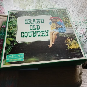 Album LP skivor 8 st, Grand Old Country. - Album LP skivor 8 stycken , Grand old Country o ligger i sin original förpackning o sparsamt använda.