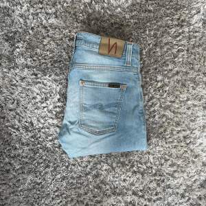 Säljer nu dessa sjukt feta Nudie jeans i den populära modellen Grim Tim! Storlek 30/34. Använda men fortfarande i topp skick⚜️Tveka inte med att fråga någon fråga :)