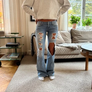 Jeans! - Så snygga jeans från Guess!! MIDJEMÅTT:77,5cm  INNERBENSLÄNGD:83cm❤️❤️❤️