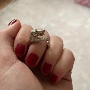 L8hassselblad ring - Jättecool och söt justerbar ring i silver från Lotta Hasselblad. Jättefint skick, knappt använd!