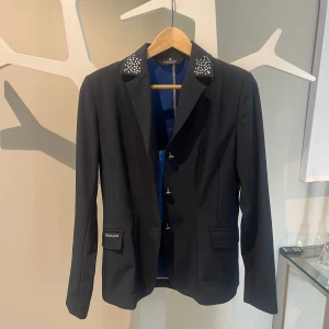 Kingsland kavaj - Superfin kavaj från kingsland, mörkblå med glitter detaljer. Använd men i fint skick, har tyvärr tappat några knappar vid armarna.