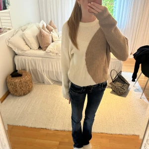 Stickad tröja - Säljer denna vit/beiga stickad tröjan från nakd. Storlek S. Skriv för fler frågor eller bilder. Köpte den för 299 men säljer den för 150❤️