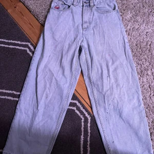 Feta big boys jeans og loggan - Tvär feta big boy jeans från polar bra skick lite färg fläckar på ena benet dem ni ser på bilden annars as sköna baggie jeans 🔥
