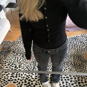 Monki jeans - Skitsnygga monki jeans, säljer för att jag aldrig använder dem! De är grå/urtvättat svarta.
