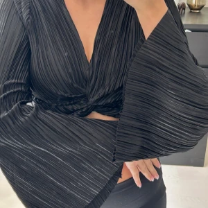 Svart topp - Säljer denna svarta topp använder inte längre. Skit snygg!! Och så skönt matrial!! Inga defekter!!