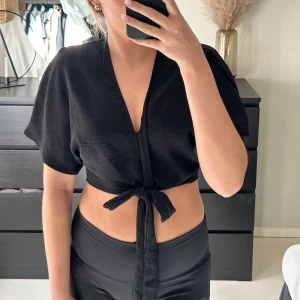 Svart topp - Säljer denna svarta topp som inte använd mer! Har samma fast i andra färger på andra annonser!