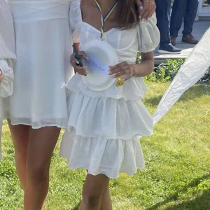 Studentklänning - Jättefin volangklänning från Pretty Little Thing!!💞 använd en gång och i jättebra skick💞